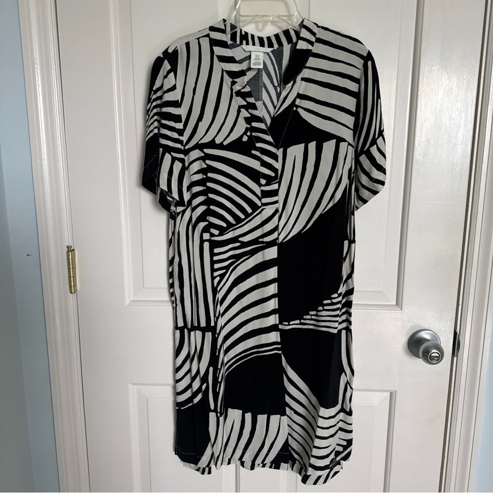 H&M Black and White Geometric Dress XS V neck placket short sleeve rayon